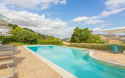 Città Sant'Angelo 644: Water, Cloud, Sky, Plant, Swimming Pool, Azure, Building, Tree, Body Of Water, Outdoor Furniture