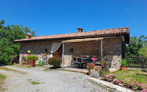 Castelnuovo di Garfagnana 640: Plant, Sky, Building, Window, House, Land Lot, Cottage, Neighbourhood, Residential Area, Landscape