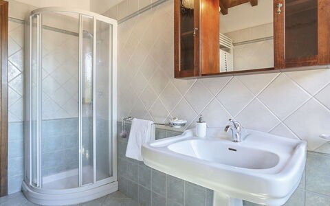 Castelnuovo di Garfagnana 640: Bathroom, Property, Room, Tile, Tap, Plumbing Fixture, Bathtub, Interior Design, Wall, Architecture