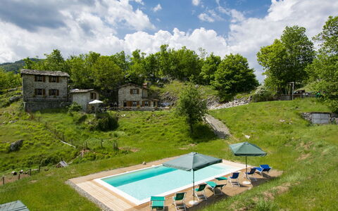 Fabbriche di Vallico 627: Cloud, Sky, Property, Plant, Swimming Pool, Tree, Outdoor Furniture, Land Lot, Building, Shade