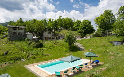 Fabbriche di Vallico 627: Cloud, Sky, Property, Plant, Swimming Pool, Tree, Outdoor Furniture, Land Lot, Building, Shade