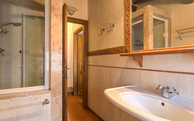 Reggine 604.2: Property, Mirror, Plumbing Fixture, Tap, Sink, Bathroom, Wood, Bathtub, Interior Design, Architecture