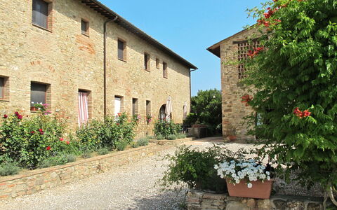 Linari 603: Property, House, Building, Wall, Town, Village, Real Estate, Rural Area, Tree, Architecture
