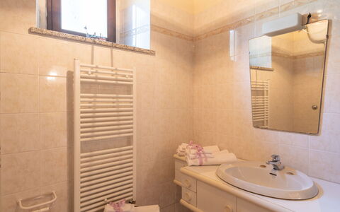 Dicomano 612: Mirror, Tap, Plumbing Fixture, Bathroom Cabinet, Property, Bathroom Sink, Sink, Bathroom, Window, Wood
