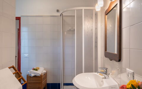 Greve in Chianti 612: Plumbing Fixture, Tap, Mirror, Sink, Property, Bathroom Sink, Flower, Shower Head, Bathroom, Plant