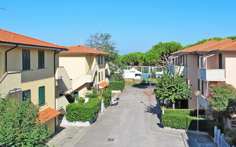 Vada 609: Window, Residential Area, Plant, Neighbourhood, Property, Town, House, Real Estate, Home, Suburb