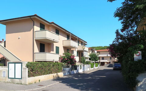 Vada 609: Residential Area, Window, Neighbourhood, Property, House, Home, Real Estate, Town, Building, Facade