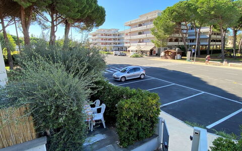 Vada 609: Plant, Building, Daytime, Car, Leaf, Vehicle, Tree, Road Surface, Urban Design, Neighbourhood