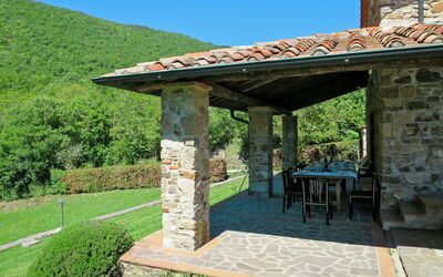 Bellavista 609.3: Property, Building, House, Grass, Architecture, Tree, Landscape, Rural Area, Rock, Stone Wall