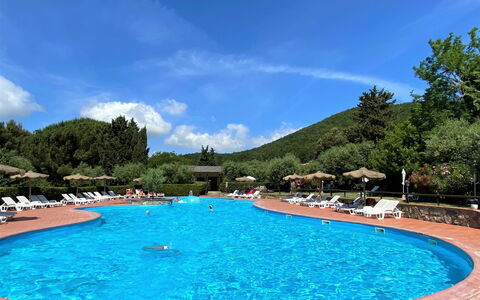 Riparbella 626: Water, Cloud, Sky, Water Resources, Property, Plant, Swimming Pool, Blue, Tree, Azure