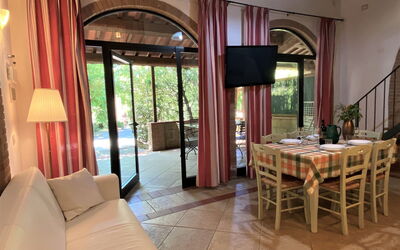Gufo 626.11: Table, Furniture, Property, Plant, Wood, Building, Lighting, Interior Design, Living Room, Curtain