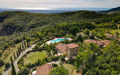 Talpa 626.18: Water, Plant, Daytime, Property, Building, Swimming Pool, Azure, Tree, Sky, Architecture