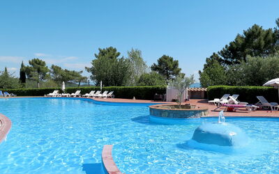 Farfalla 626.1: Water, Sky, Plant, Property, Swimming Pool, Blue, Azure, Outdoor Furniture, Umbrella, Shade