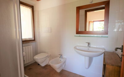 Scopi 609.3: Mirror, Property, Plumbing Fixture, Sink, Tap, Bathroom, Wood, Bathroom Sink, Purple