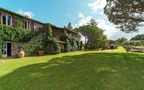 Lago di Bolsena 661: Grass, Property, Land Lot, Garden, Real Estate, Lawn, House, Residential Area, Home, Yard