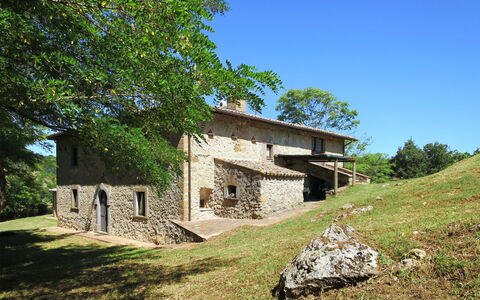Lago di Bolsena 668: Property, House, Natural Landscape, Rural Area, Building, Architecture, Tree, Cottage, Farmhouse, Real Estate