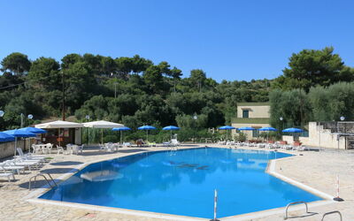 Vieste 611: Swimming Pool, Property, Leisure, Resort, Vacation, Real Estate, Resort Town, Tree, Building, House