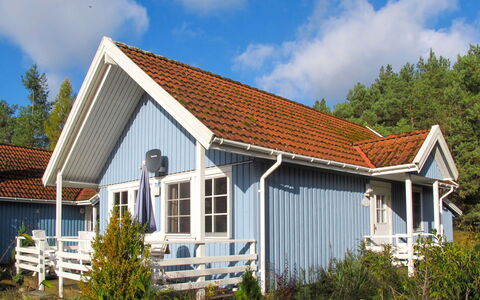 Userin 609: House, Home, Property, Cottage, Roof, Building, Real Estate, Siding, Farmhouse, Residential Area
