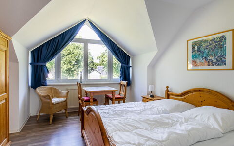 Losentitz: Furniture, Property, Window, Comfort, Building, Azure, Wood, Bed Frame, Bed, Textile