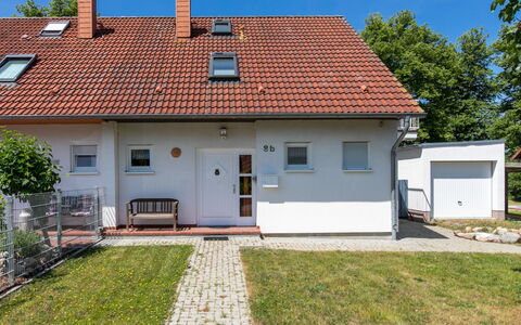 Losentitz: Plant, Sky, Building, Property, Window, Door, House, Tree, Land Lot, Grass