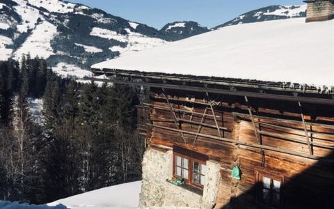 Alte Sahnealm: Sky, Snow, Building, Mountain, Window, Cloud, Slope, Tree, House, Landscape