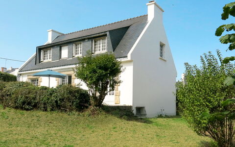 Pen Er Guer: Sky, Plant, Building, Property, Window, House, Land Lot, Vegetation, Grass