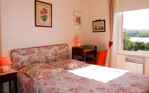 Saint Cast le Guildo 649: Bedroom, Bed, Room, Bed Sheet, Furniture, Bedding, Property, Bed Frame, Interior Design, Floor