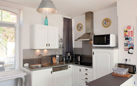 Saint Cast le Guildo 649: Room, Furniture, Property, Kitchen, Countertop, White, Cabinetry, Interior Design, Building, Ceiling