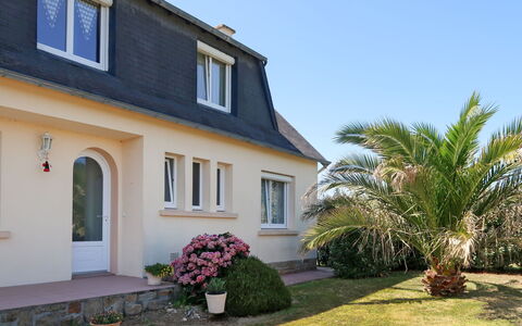 Ty Ménez: Plant, Building, Sky, Property, Window, Flower, House, Land Lot, Architecture, Tree