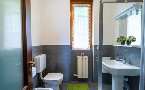 Stresa 613: Sink, Property, Mirror, Plumbing Fixture, Tap, Green, Bathroom, Bathroom Sink, Architecture