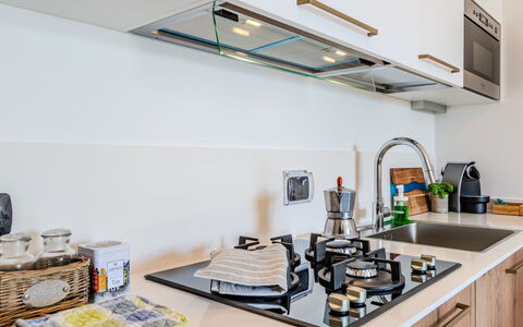 San Vincenzo: Cabinetry, Kitchen Sink, Building, Tap, Countertop, Sink, Kitchen Stove, Kitchen Appliance, Kitchen, Cooktop