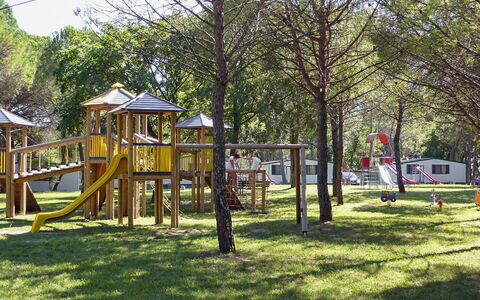 Grado 653: Plant, Tree, Shade, Grass, Playground, Leisure, Recreation, Tints And Shades, City, House