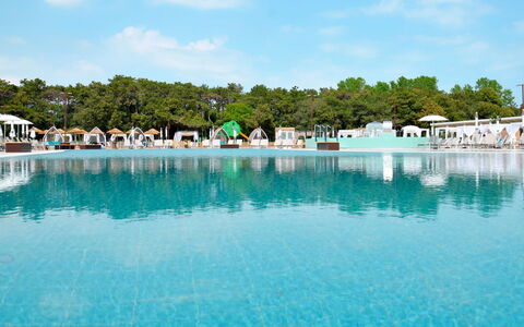 Bibione 653: Water, Sky, Cloud, Water Resources, Swimming Pool, Azure, Tree, Plant, Coastal And Oceanic Landforms, Lake
