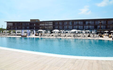 Bibione 653: Water, Sky, Cloud, Swimming Pool, Plant, Building, House, Chair, Condominium, Outdoor Furniture