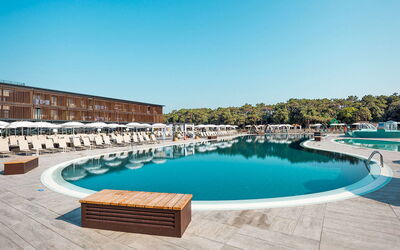 Bibione 653: Water, Sky, Building, Swimming Pool, Azure, Sunlounger, Outdoor Furniture, Tree, House, Condominium