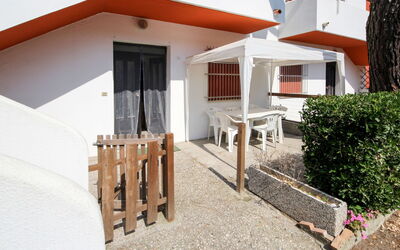 Rosolina Mare 619: Property, House, Building, Real Estate, Home, Room, Villa, Estate, Facade, Apartment