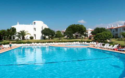 Quinta Do Torrejão: Water, Plant, Daytime, Swimming Pool, Cloud, Azure, Sky, Building, Leisure, Tree