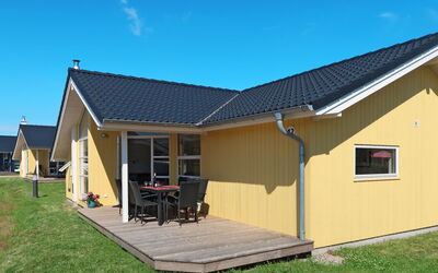 Großenbrode 694: Sky, Property, Window, Building, House, Shade, Land Lot, Grass, Wood, Siding