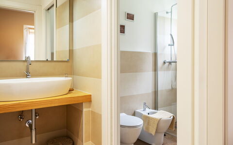 Di Pipot: Bathroom, Room, Property, Interior Design, Plumbing Fixture, Wall, Architecture, Building, Tile, Tap