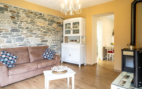 Di Pipot: Property, Room, Furniture, Living Room, Interior Design, Wall, Building, Floor, Home, House