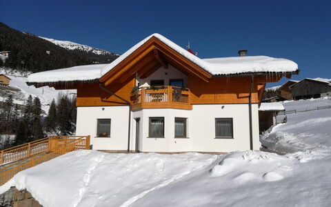 Sarentino 602: Sky, Snow, Building, Window, Slope, Tree, Mountain, House, Cottage, Freezing