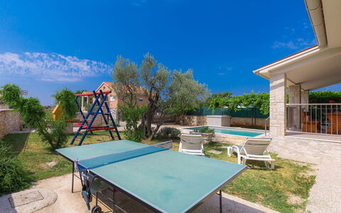 Goldi: Property, Real Estate, Swimming Pool, House, Sky, Home, Vacation, Leisure, Estate, Building