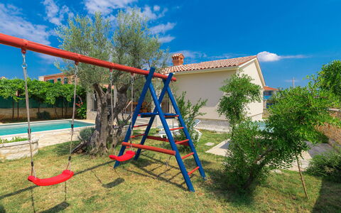 Goldi: Cloud, Sky, Plant, Shade, Tree, Land Lot, House, Window, Building, Leisure