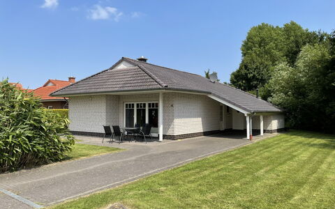 Klipper: Sky, Plant, Building, Property, Window, House, Tree, Land Lot, Grass, Siding