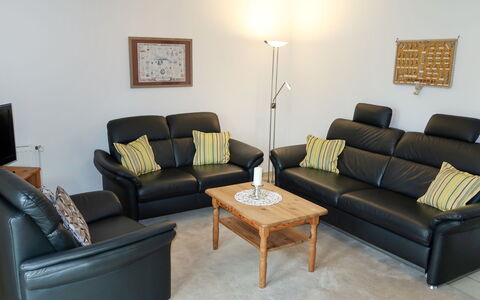 Katamaran i: Table, Couch, Furniture, Property, Comfort, Picture Frame, Building, Living Room, Studio Couch, Wood