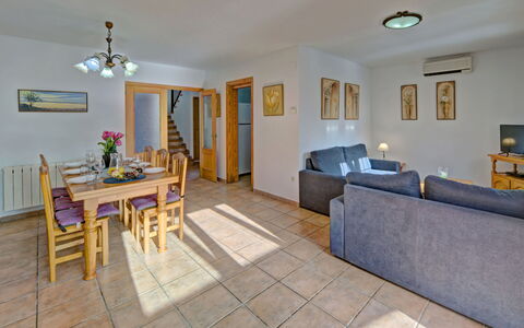 Calpe Calp 1075: Furniture, Property, Table, Picture Frame, Wood, Interior Design, Flooring, Living Room, Floor, Building