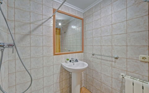 Calpe Calp 1075: Tap, Mirror, Plumbing Fixture, Property, Sink, Bathroom Sink, Bathroom, Building, Wood