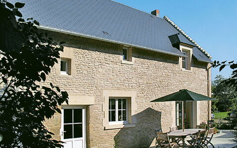 Gîte de L'Epine: Plant, Sky, Window, Building, House, Cottage, Siding, Residential Area, Real Estate