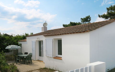 Les Hippocampes: Property, House, Building, Home, Real Estate, Cottage, Architecture, Facade, Roof, Sky