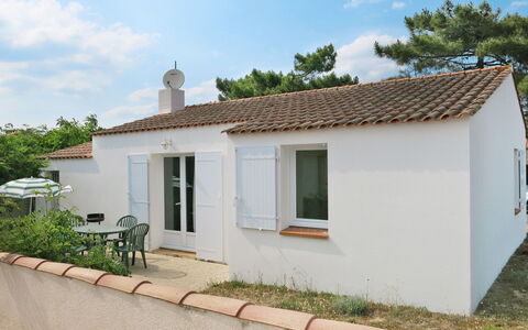 Les Hippocampes: Cloud, Sky, Plant, Building, Property, Window, Door, House, Tree